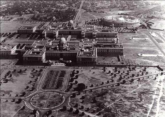 A rare view of the President's palace and the Parliament building in New Delhi.(1910)